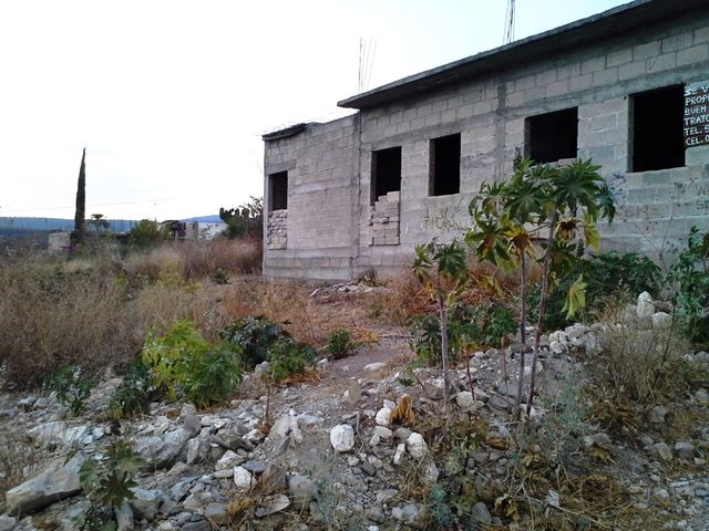 Vista de la construcción y del terreno